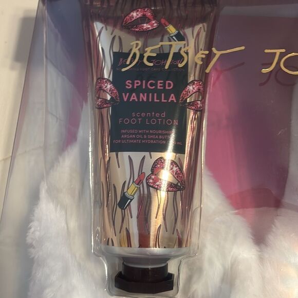 BetseyJohnson set: foot lotion, foot scrub, body butter and comfy slippers - Picture 3 of 8
